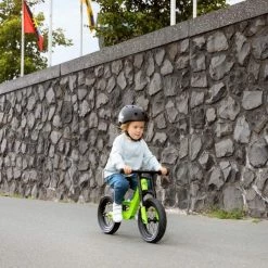 VÉLO D'ÉQUILIBRE BIKY MINI VERT AVEC DRAPEAU DE SÉCURITÉ -VÉLOS VTT Soldes velo dequilibre biky mini vert avec drapeau de securite 3 600x600 1