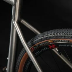 VELO GRAVEL TRIBAN GRVL 900 HOMME CADRE TITANE SHIMANO GRX -VÉLOS VTT Soldes velo gravel triban grvl 900 homme cadre titane shimano grx 2 600x600 1