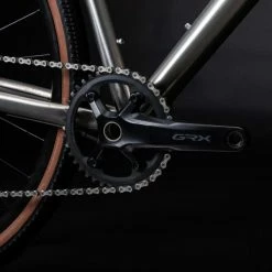 VELO GRAVEL TRIBAN GRVL 900 HOMME CADRE TITANE SHIMANO GRX -VÉLOS VTT Soldes velo gravel triban grvl 900 homme cadre titane shimano grx 3 600x600 1