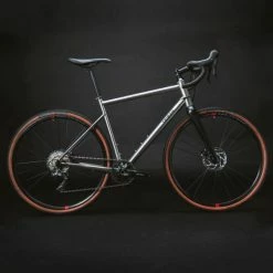 VELO GRAVEL TRIBAN GRVL 900 HOMME CADRE TITANE SHIMANO GRX -VÉLOS VTT Soldes velo gravel triban grvl 900 homme cadre titane shimano grx 9 600x600 1