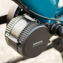 VÉLO PORTEUR ÉLECTRIQUE - MISSIVE 3 VITESSES BLEU CANARD + SACOCHE AVANT -VÉLOS VTT Soldes velo porteur electrique missive 3 vitesses bleu canard sacoche avant 1 600x600 1