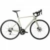 VÉLO ROUTE FEMME EDR CARBONE DISC SHIMANO 105 BEIGE -VÉLOS VTT Soldes velo route femme edr carbone disc shimano 105 beige 10 600x600 1
