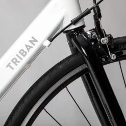 VÉLO ROUTE FEMME TRIBAN EASY BLANC -VÉLOS VTT Soldes velo route femme triban easy blanc 3 600x600 1