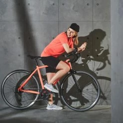 VÉLO ROUTE FEMME TRIBAN EASY CORAIL -VÉLOS VTT Soldes velo route femme triban easy corail 11 600x600 1